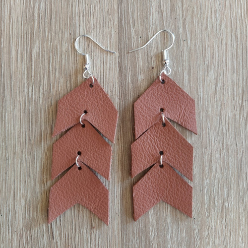 Boucles d'oreilles pendantes, 3 flèches en cuir véritable de couleur brique clair.