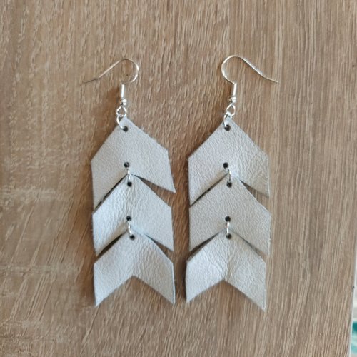 Boucles d'oreilles pendantes, 3 flèches en cuir véritable de couleur gris blanc.