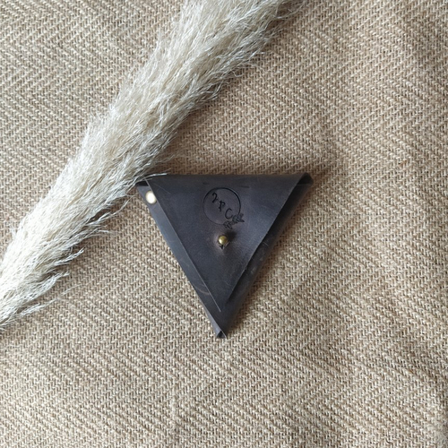 Porte monnaie triangle en cuir "vintage" couleur marron foncé