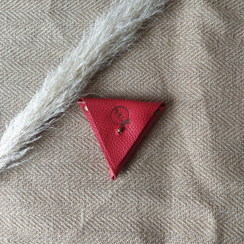 Porte monnaie triangle en cuir rouge