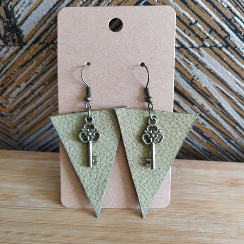 Boucles d'oreilles en cuir veritable vert savane de forme triangle avec clé vintage