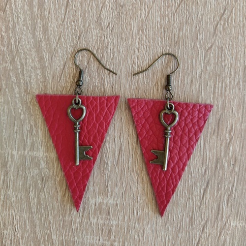 Boucles d'oreilles en cuir veritable rouge de forme triangle avec clé vintage