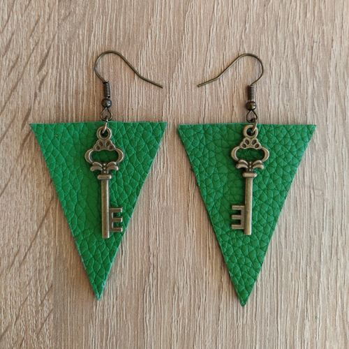 Boucles d'oreilles en cuir veritable vert sapin de forme triangle avec clé vintage