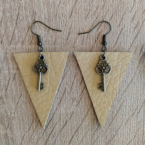 Boucles d'oreilles en cuir veritable jaune paille de forme triangle avec clé vintage