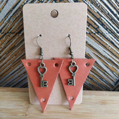 Boucles d'oreilles en cuir veritable orange brique de forme triangle avec clé vintage