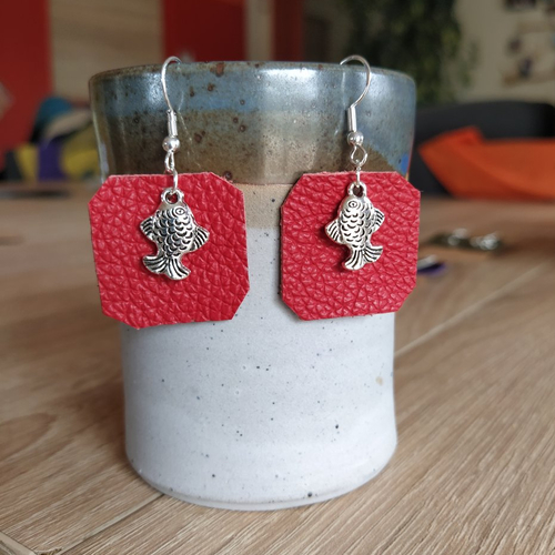 Boucles d'oreilles carré en cuir rouge avec bijoux poissons