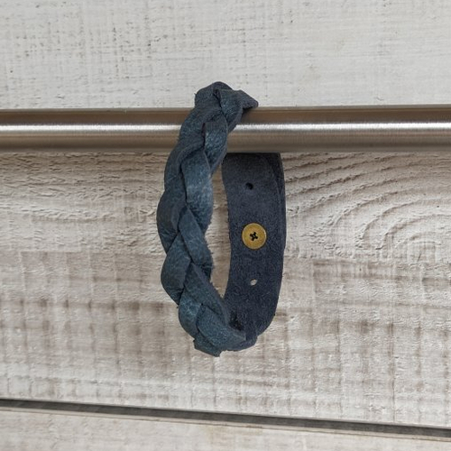 Bracelet tressé en cuir véritable de couleur bleu jean