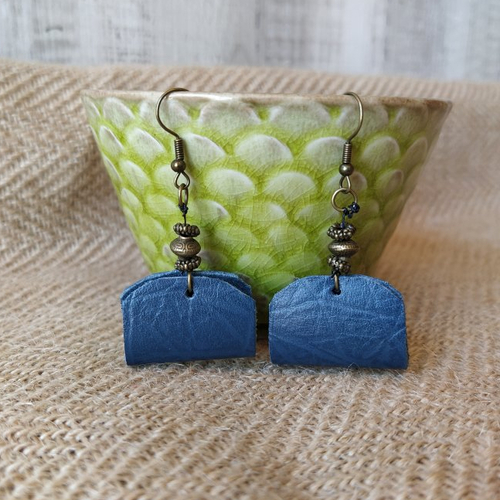 Boucles d'oreilles pendantes en cuir plié de couleur bleu jean avec perles fantaisies