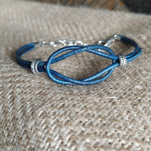Bracelet noeud en cuir véritable de couleur bleu avec perles fantaisies