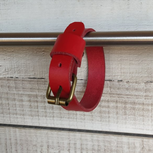 Bracelet ceinturon en cuir épais et semi rigide de couleur rouge