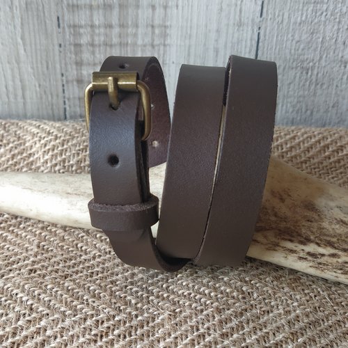 Bracelet à enroulement triple en cuir de couleur marron foncé