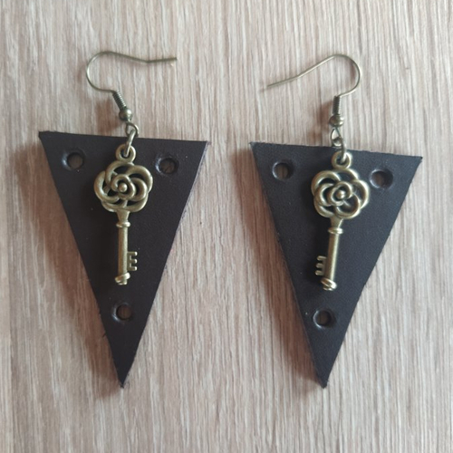 Boucles d'oreilles en cuir veritable marron de forme triangle avec clé vintage
