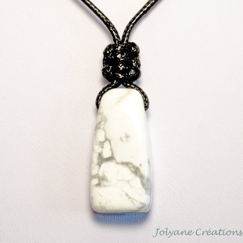 Collier pendentif en pierre de gemme naturelle howlite