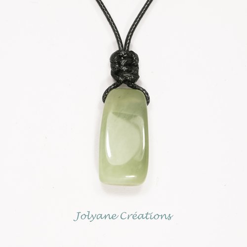 Collier pendentif en pierre de gemme naturelle jade jadéite ou jade impérial