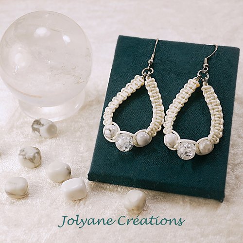 Boucles d'oreilles macramé avec perles en howlite et cristal de roche : « glacier immaculé »