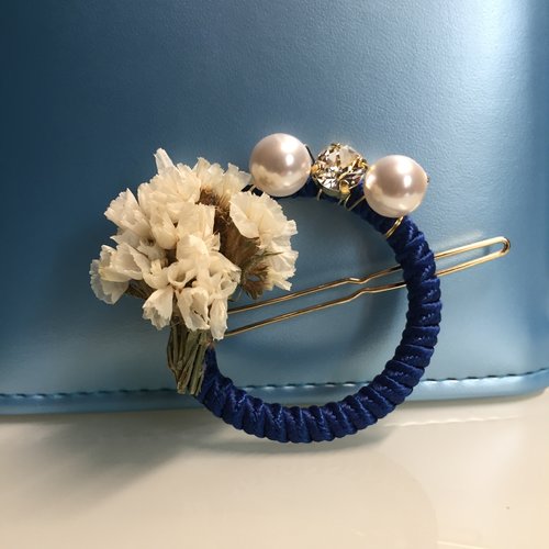 Barrette ronde bleue fleurs et perles