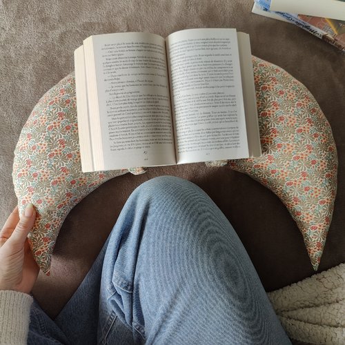 Coussin de lecture lune en tissu récupéré – fait main en france – confort et maintien – atelier josette