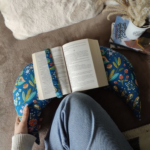 Coussin de lecture lune en tissu bleu fleuri – fait main en france – atelier josette