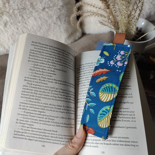 Marque-page en tissu bleu fleuri – fait main en france – atelier josette