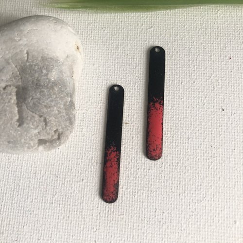2 pendentifs bâton 40x5 mm noir et rouge 2 faces