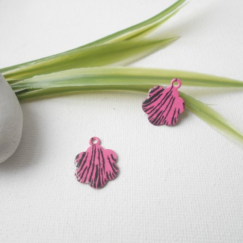 2 pendentifs fleur émaillé rose etnoir  2 faces 18 mm