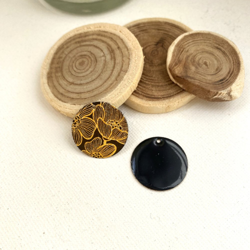 2 pendentifs motif fleurs doré et noir 20 mm