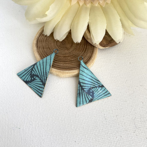 2 pendentifs triangle émaillé gris foncé et turquoise clair 28x22 mm