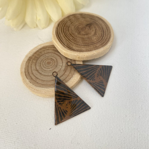 2 pendentifs triangle émaillé marron et noir 28x22 mm