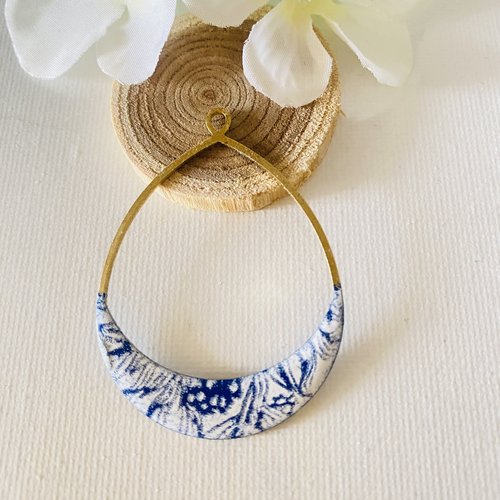 1 pendentif goutte émaillé bleu foncé et blanc 50x36 mm
