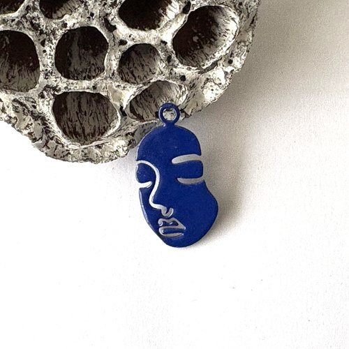 2 pendentifs visage émaillées bleu foncé 2 faces