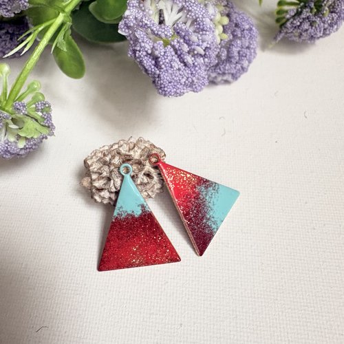 2 pendentifs triangle émaillé rouge foncé et turquoise clair 28x22 mm