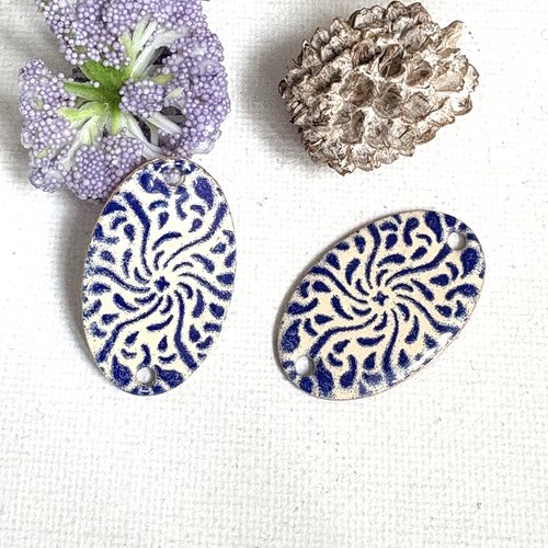 2 pendentifs émaillés  ivoire et bleu marine 30x20 mm 2 faces