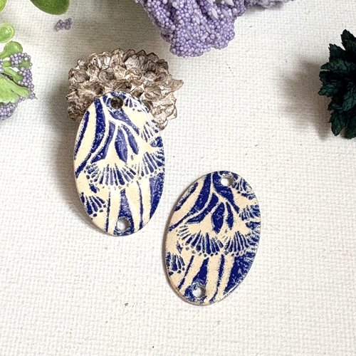 2 pendentifs émaillés  ivoire et bleu marine 30x20 mm 2 faces