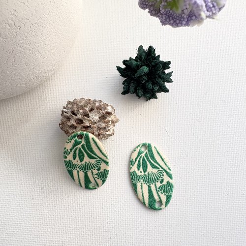 2 pendentifs émaillés  ivoire et vert pré 30x20 mm 2 faces