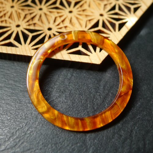 Pendentif en résine anneau rond 35mm  beige marron