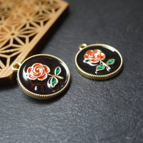 2 breloques émaillées fleurs rose, rouge et noir et doré 18x20mm