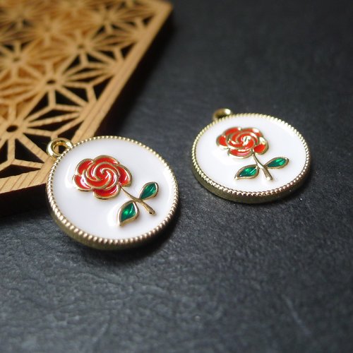 2 breloques émaillées fleurs rose, rouge et blanc et doré 18x20mm