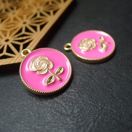 2 breloques émaillées fleurs rose et doré 18x20mm