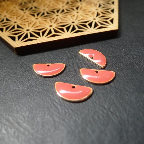 4 breloques demi lune, doré et émail rose corail ,8x15mm