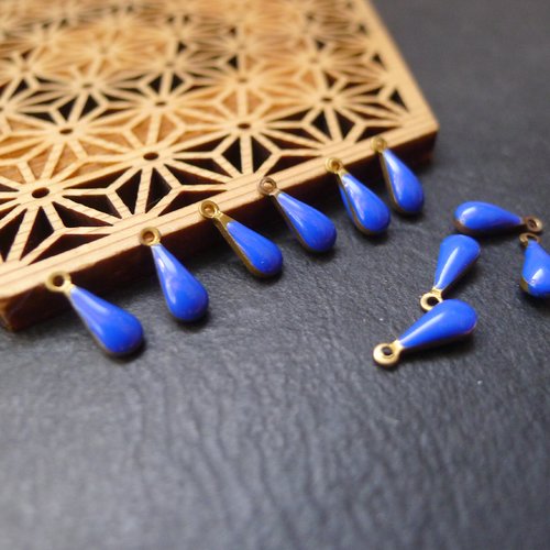 10 breloques gouttes, laiton bronze et émail bleu électrique, 4x10mm