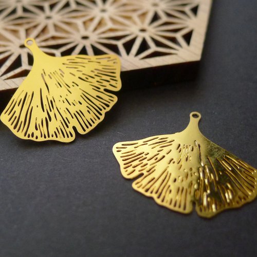 2 breloques pendentifs bohèmes feuille de ginkgo doré 30x33mm