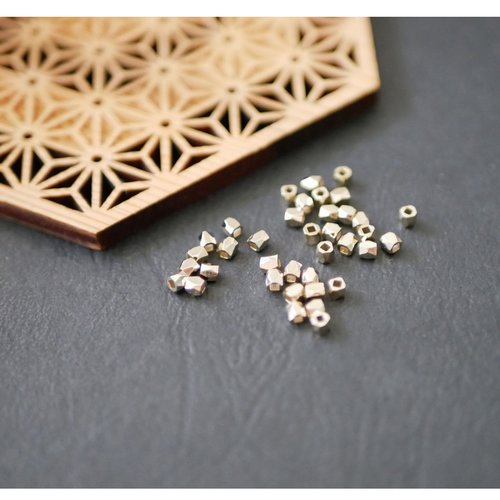 30 perles carrés cubes doré 2,5mm