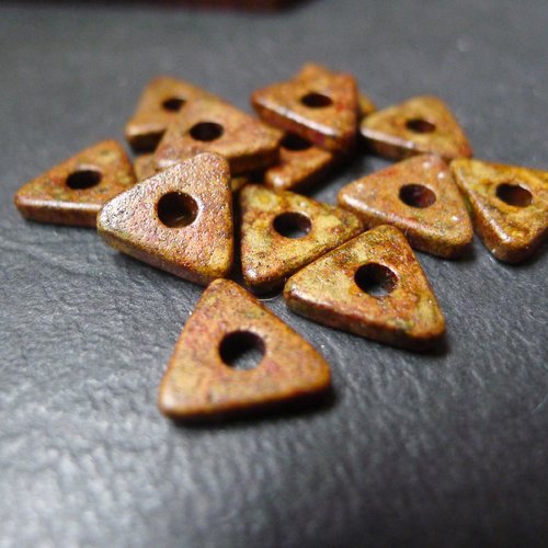 30 perles rondelles triangle ethniques en céramique marron 10mm