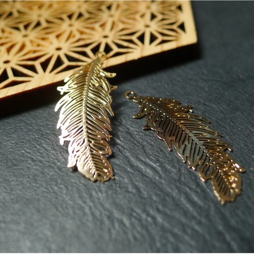 2 breloques pendentifs bohèmes feuille plume doré 14x40mm