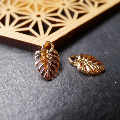 2 breloques bohèmes feuilles tropicales doré 8x12mm