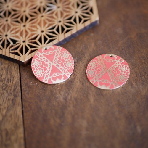 X2 pendentif sequin rond, doré et motif rouge , 25mm, zinc
