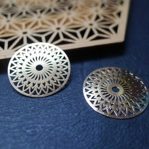 2 breloques connecteurs sequins ronds estampe filigrane doré 19mm