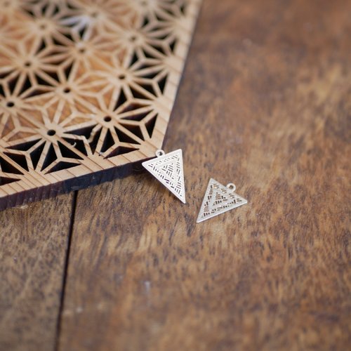 2 breloques sequins triangles estampe filigrane doré 10x14mm