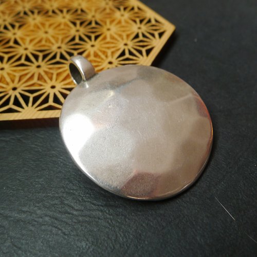 Pendentif médaillon sequin rond argenté 45x55mm - fabriqué en europe