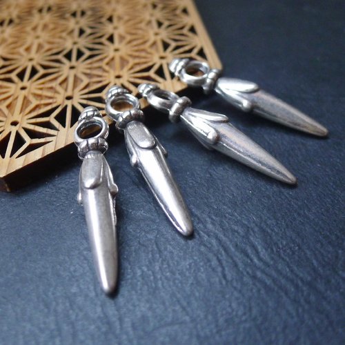 4 pendentifs gouttes pointes argenté 8x38mm